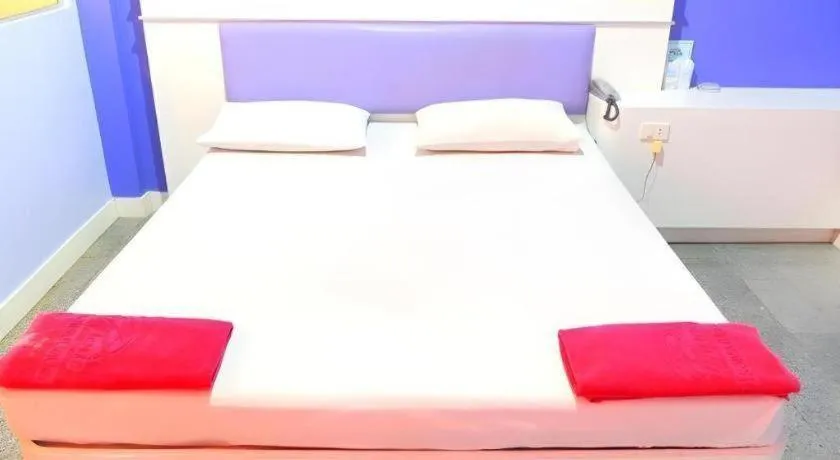 Bed in Picnic Sriracha Hotel