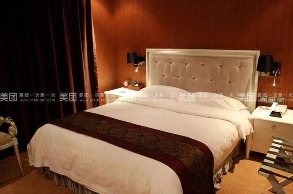 Bed in Metropark Hotel