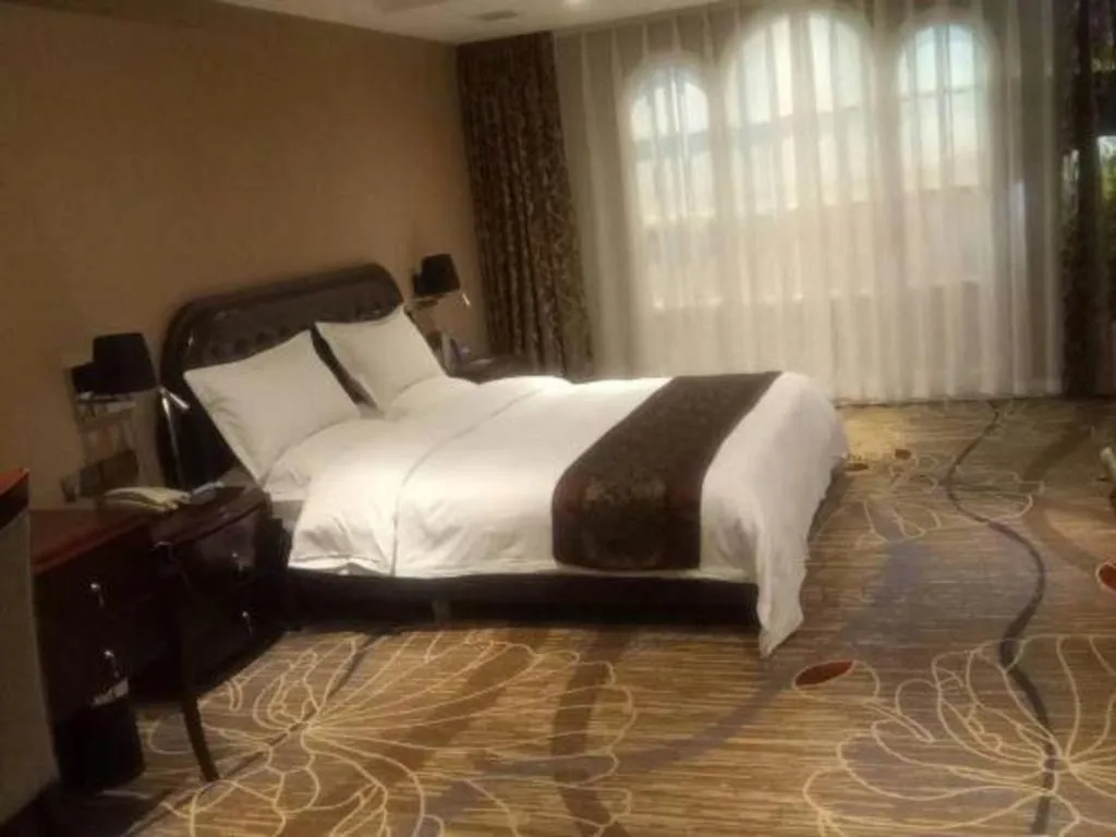 Bed in Metropark Hotel