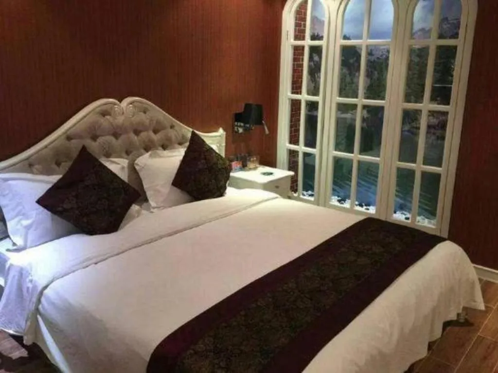 Bed in Metropark Hotel