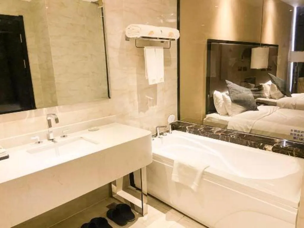 Bed in Pacific Regency Hotel Shenyang