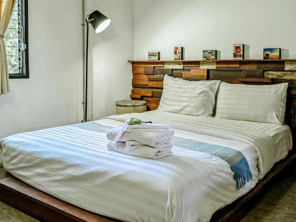 Bed in Huen Chang Puek Hotel