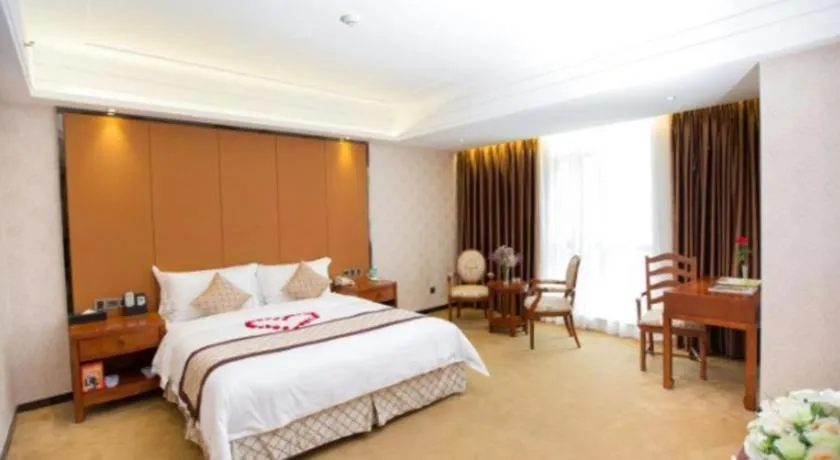 Bed in Auspicious Hotel
