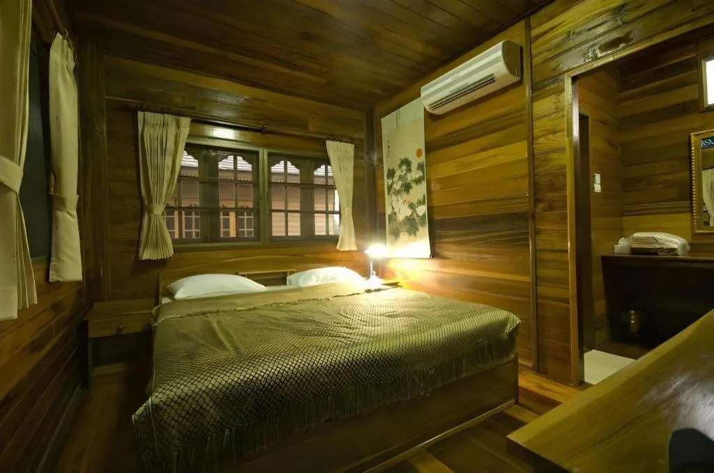 Bed in Little Home Beach