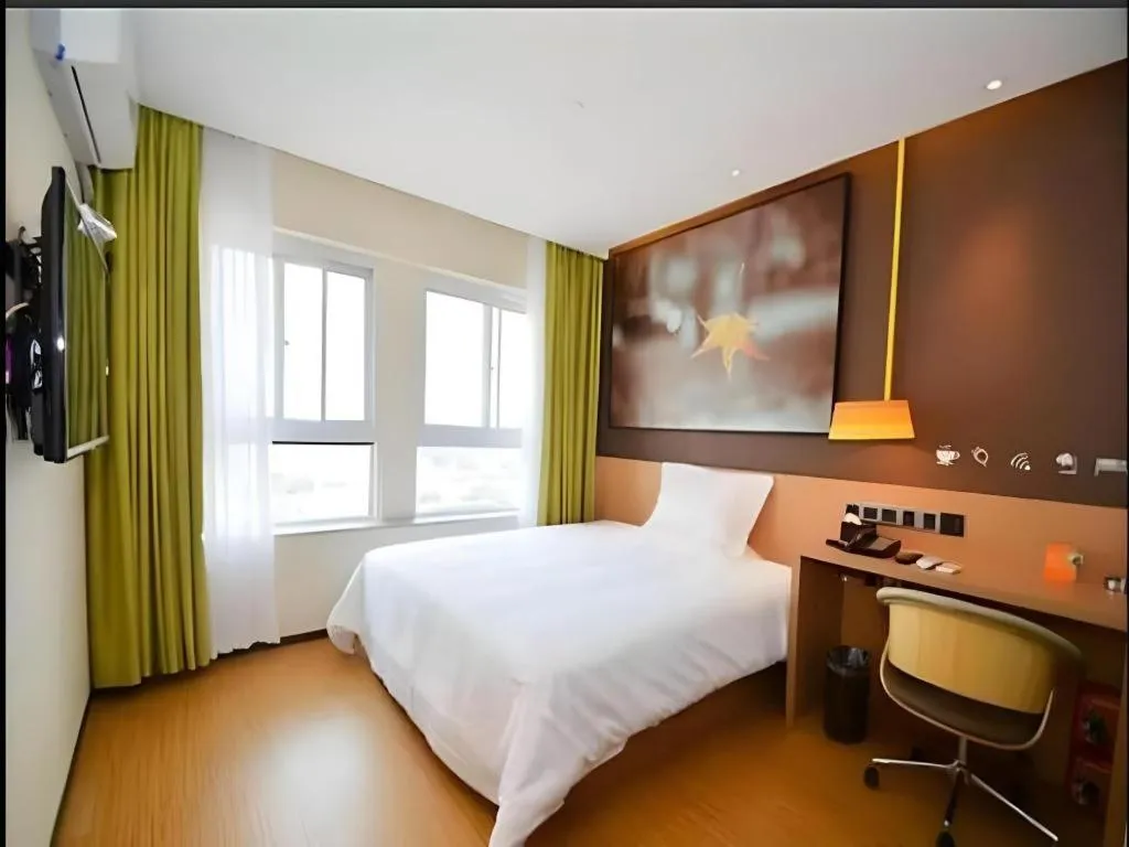 Bed in IU Hotel Zhengzhou Xinzheng Sias International University Branch