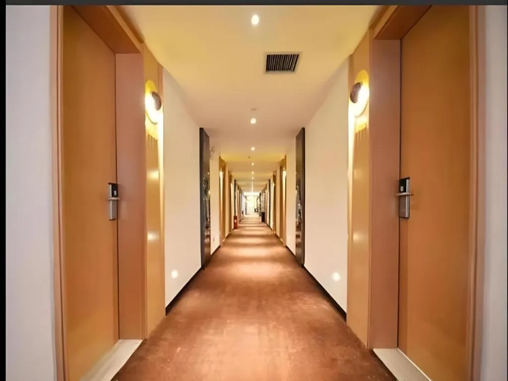 IU Hotel Zhengzhou Xinzheng Sias International University Branch