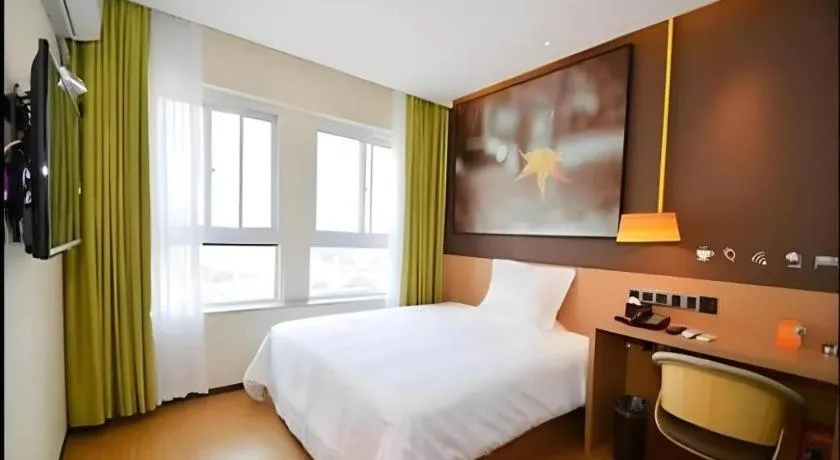 Bed in IU Hotel Zhengzhou Xinzheng Sias International University Branch