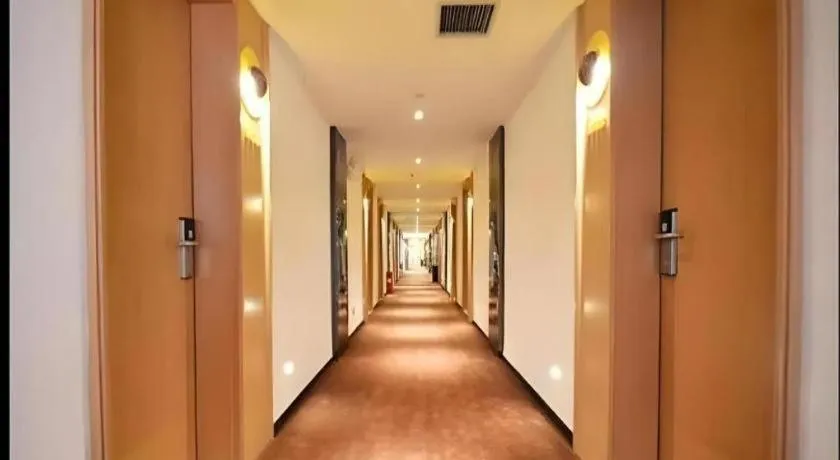 IU Hotel Zhengzhou Xinzheng Sias International University Branch