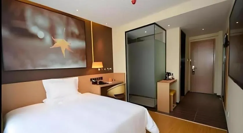 Bed in IU Hotel Zhengzhou Xinzheng Sias International University Branch