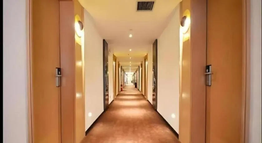 IU Hotel Zhengzhou Xinzheng Sias International University Branch