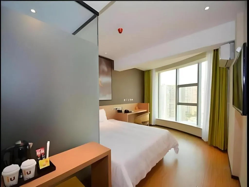 Bed in IU Hotel Zhengzhou Xinzheng Sias International University Branch