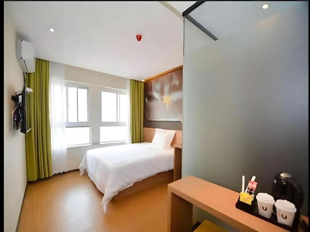Bed in IU Hotel Zhengzhou Xinzheng Sias International University Branch
