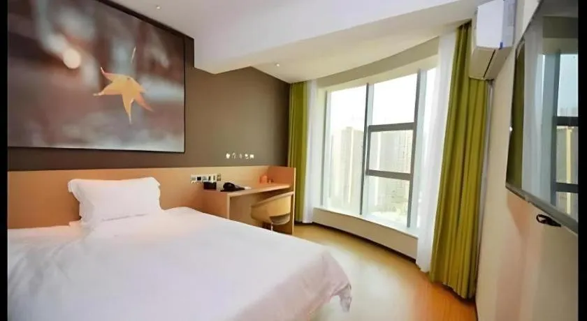 Bed in IU Hotel Zhengzhou Xinzheng Sias International University Branch