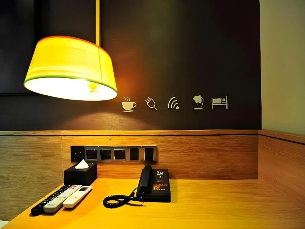 IU Hotel Zhengzhou Xinzheng Sias International University Branch