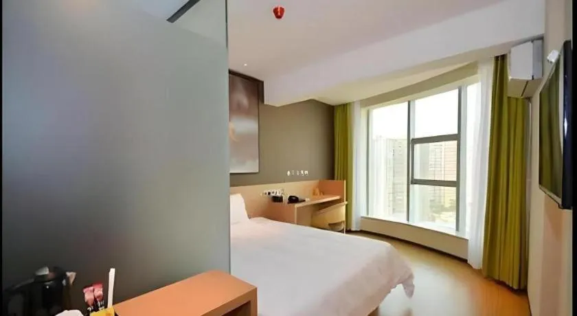 Bed in IU Hotel Zhengzhou Xinzheng Sias International University Branch