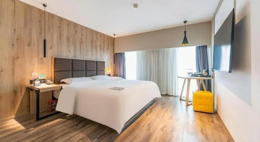 Bed in Qingdao Elegance Hotel