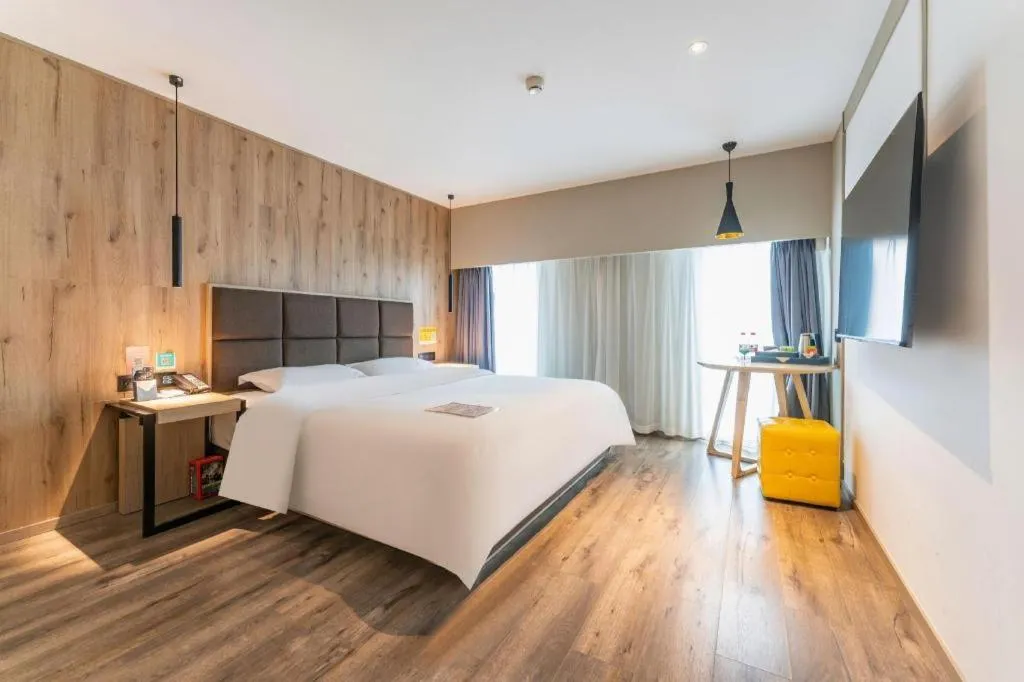 Bed in Qingdao Elegance Hotel