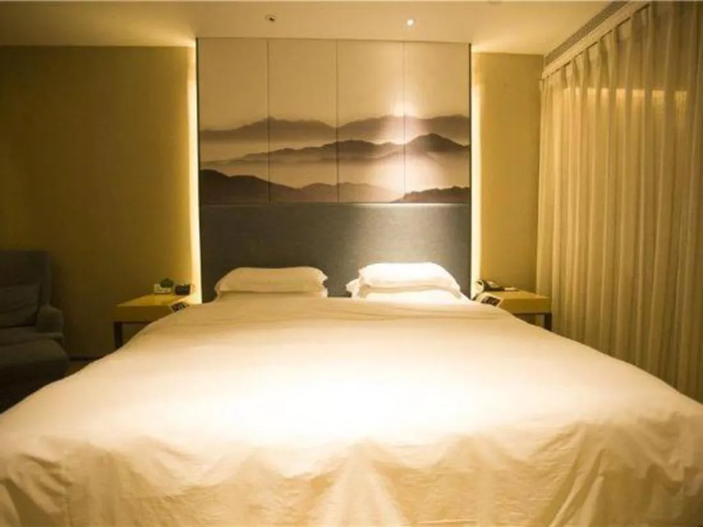 Bed in Qingdao Elegance Hotel