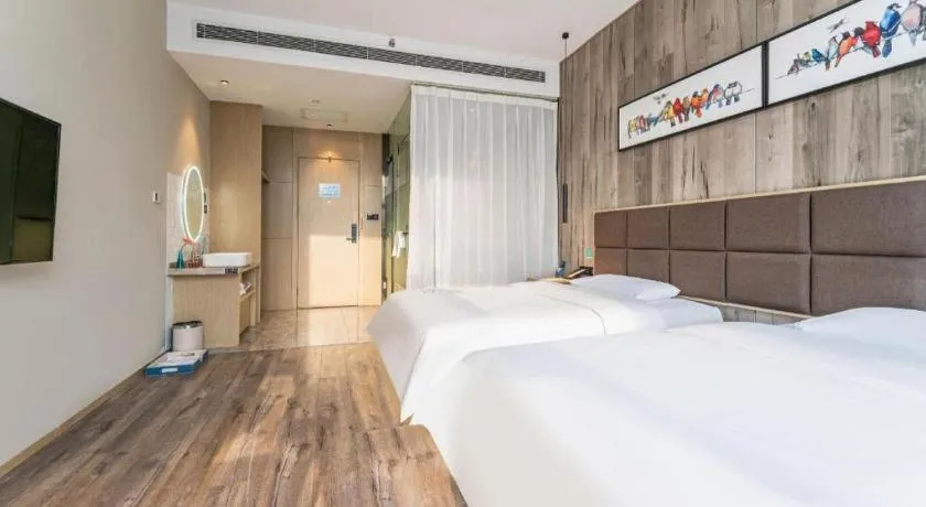 Bed in Qingdao Elegance Hotel