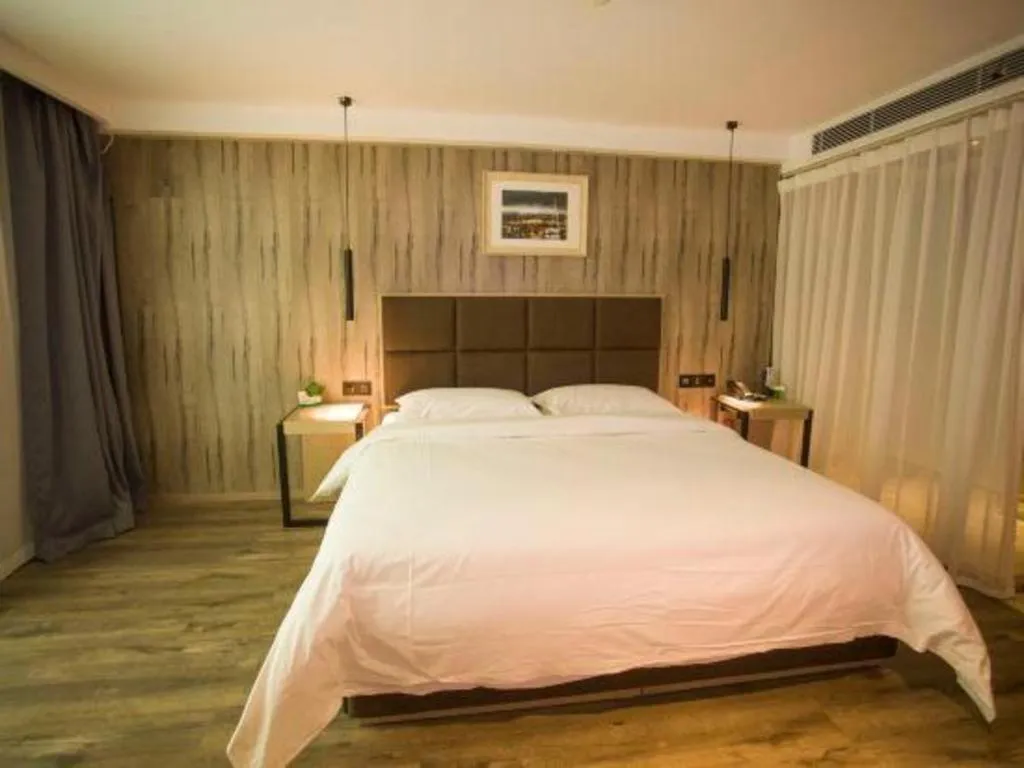 Bed in Qingdao Elegance Hotel