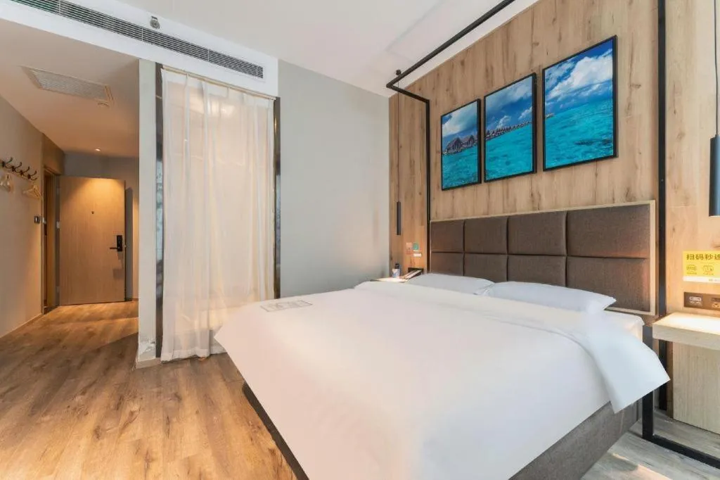 Bed in Qingdao Elegance Hotel