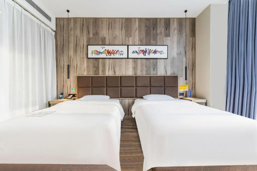 Bed in Qingdao Elegance Hotel