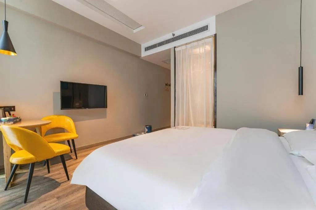 Bed in Qingdao Elegance Hotel