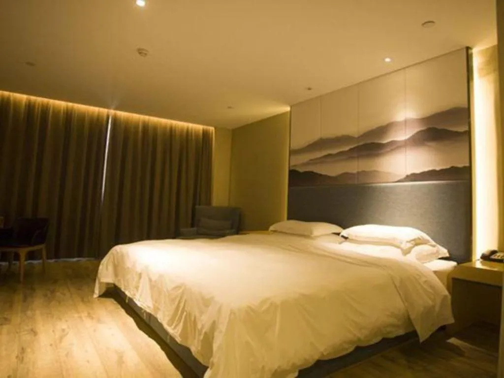 Bed in Qingdao Elegance Hotel