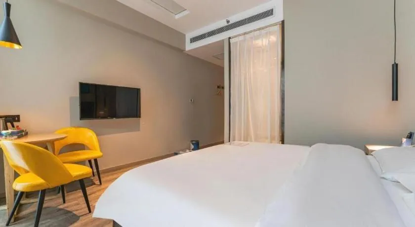 Bed in Qingdao Elegance Hotel