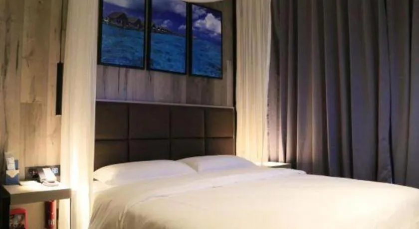 Bed in Qingdao Elegance Hotel