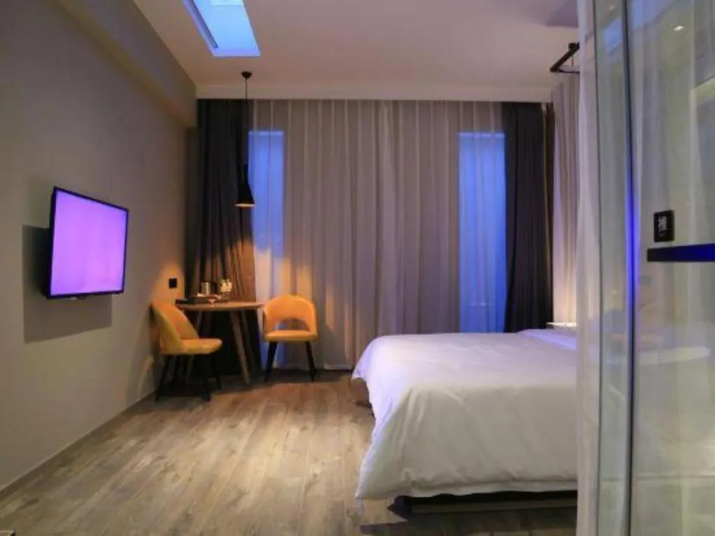 Bed in Qingdao Elegance Hotel