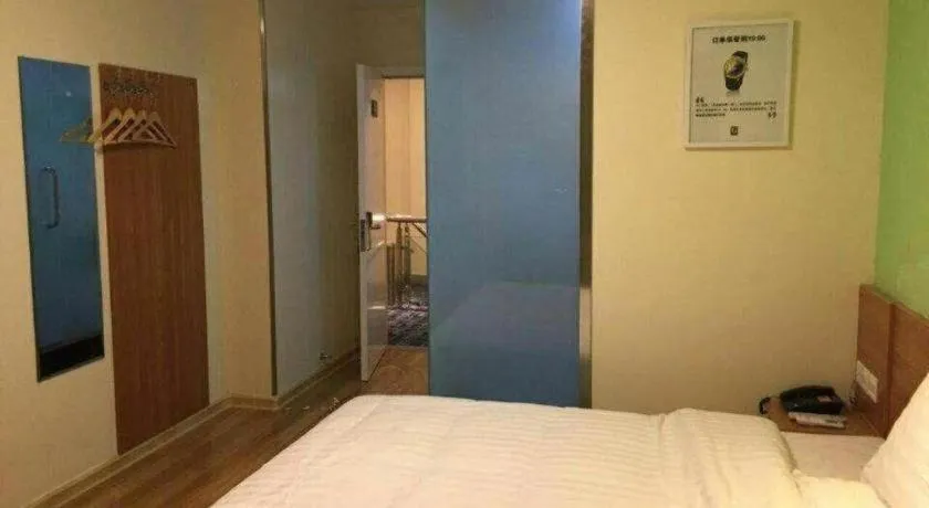 Bed in 7 Days Inn Yingshang Lanxing Building Materials Market