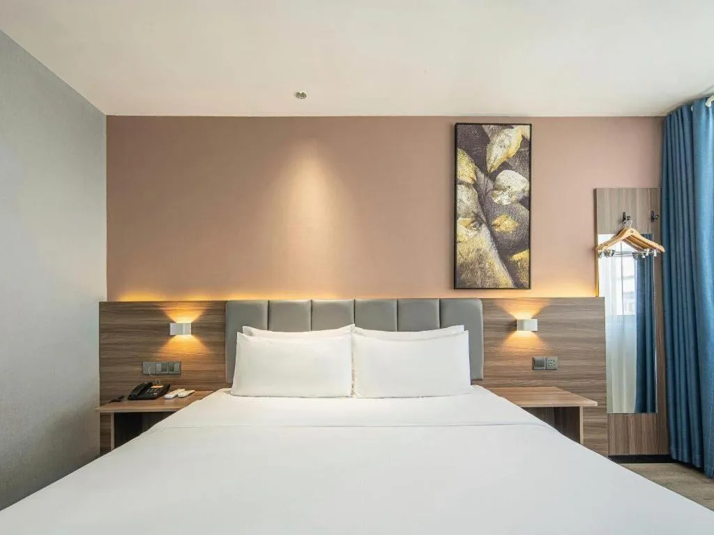 Bed in 7 Days Inn Yingshang Lanxing Building Materials Market