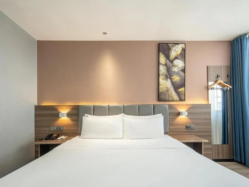 Bed in 7 Days Inn Yingshang Lanxing Building Materials Market