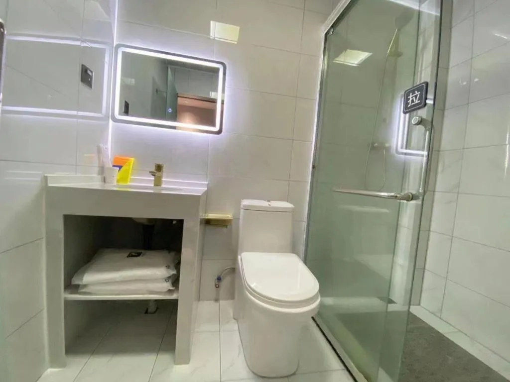 7 Days Inn Yingshang Lanxing Building Materials Market