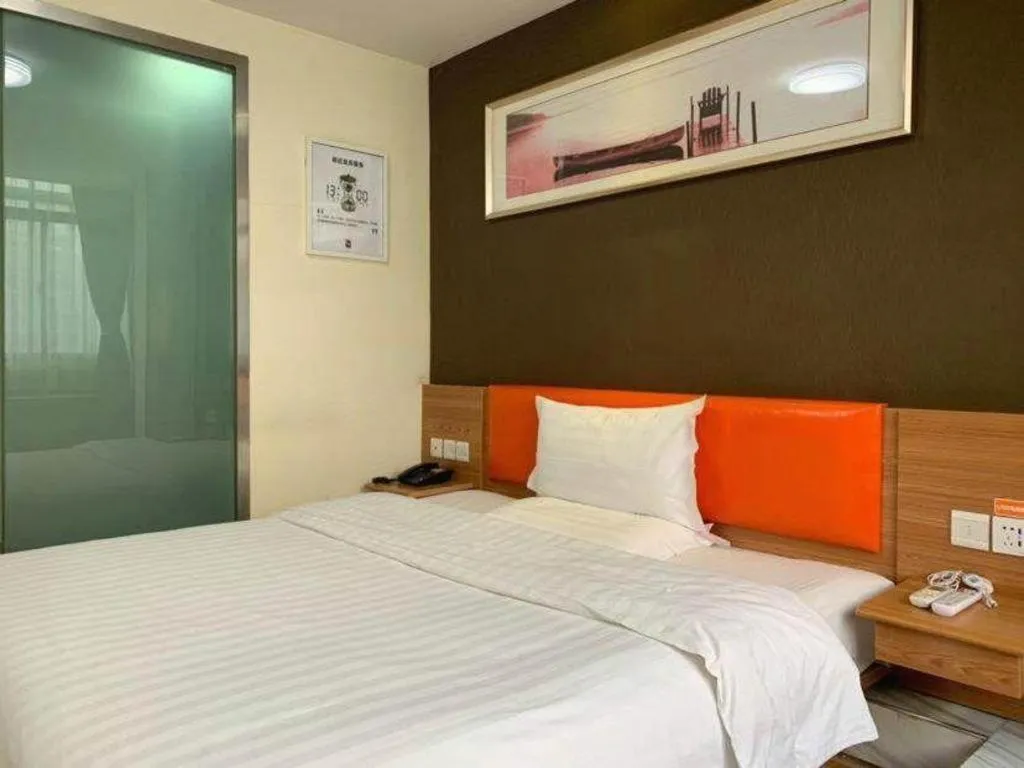 Bed in 7 Days Inn Yingshang Lanxing Building Materials Market
