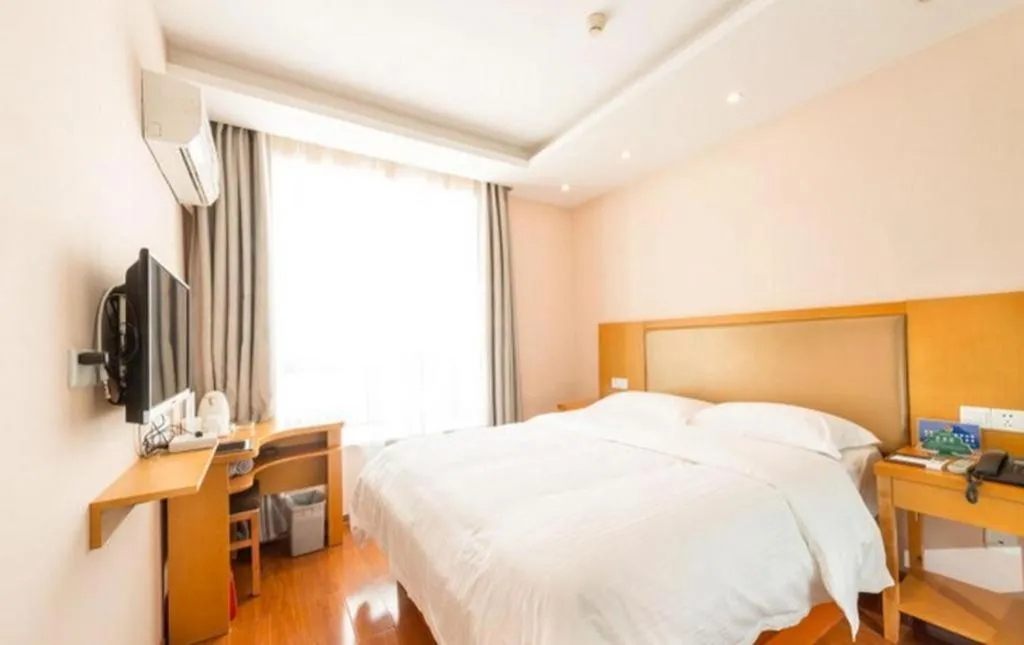 Bed in GreenTree Inn Yangshuo West Street Express Hotel