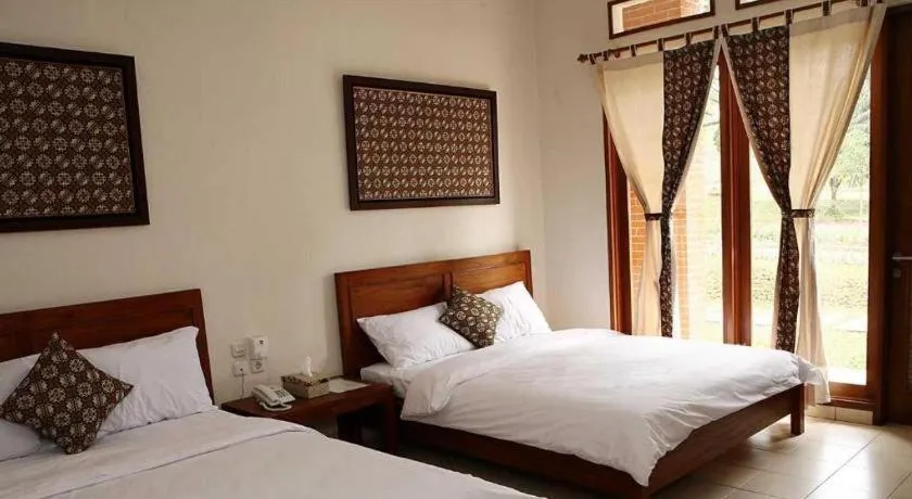 Bed in Villa Bukit Pinus