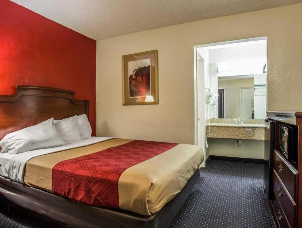 Bed in Econo Lodge Columbia Fort Jackson