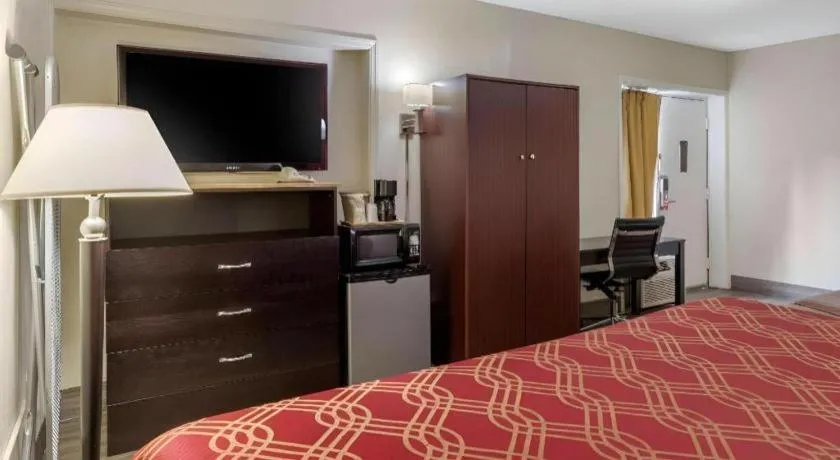 Bed in Econo Lodge Columbia Fort Jackson