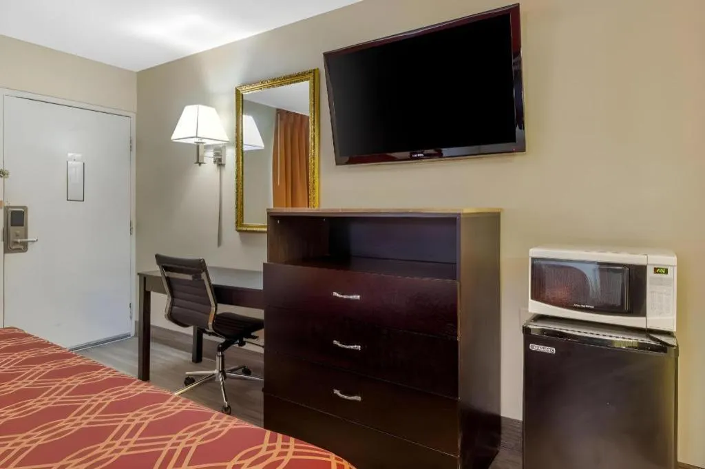 Bed in Econo Lodge Columbia Fort Jackson