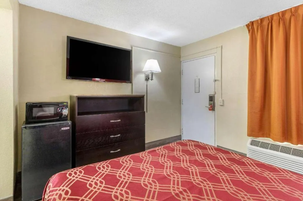 Bed in Econo Lodge Columbia Fort Jackson