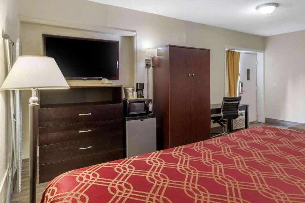 Bed in Econo Lodge Columbia Fort Jackson