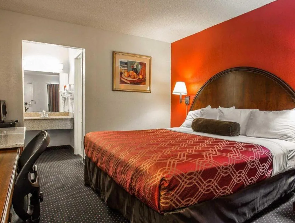 Bed in Econo Lodge Columbia Fort Jackson