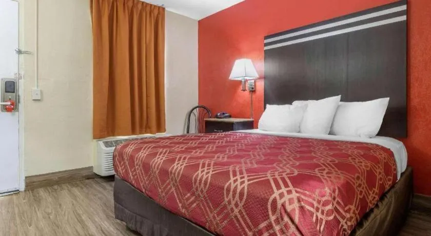 Bed in Econo Lodge Columbia Fort Jackson