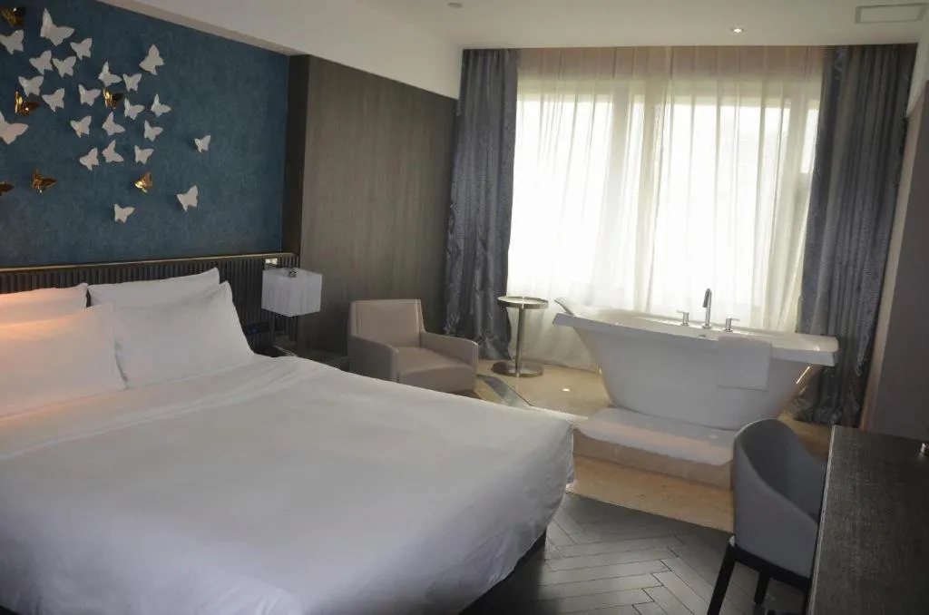 Bed in Guangzhou Crystal Orange Hotel