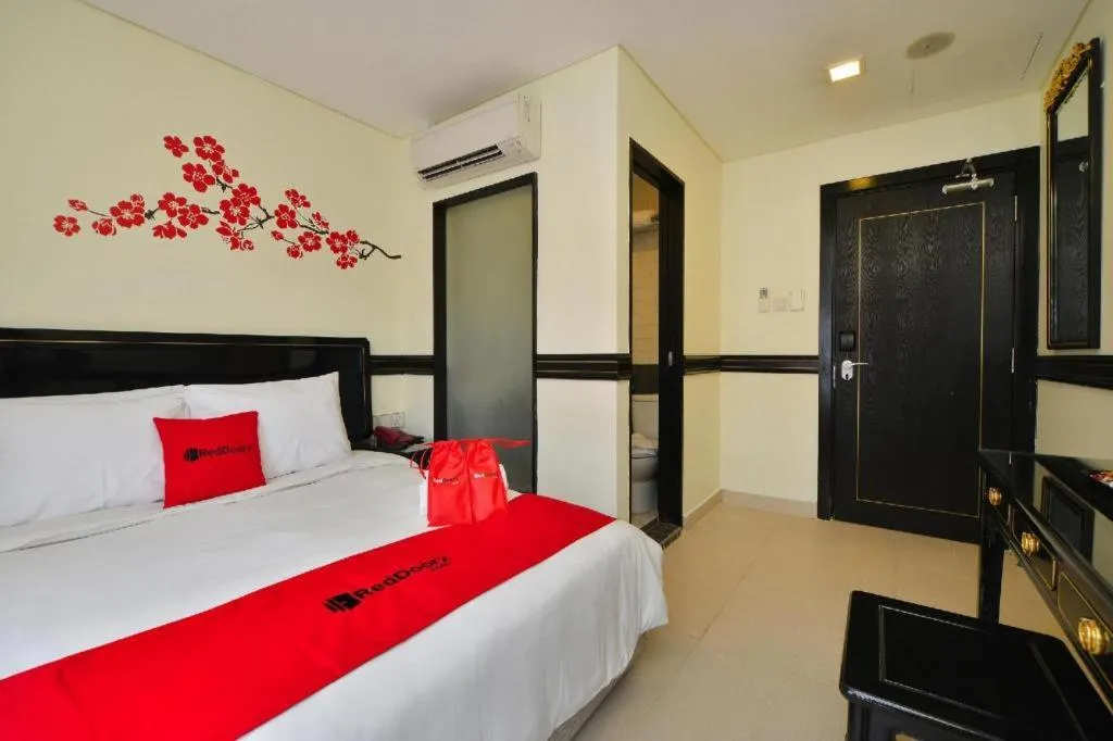 Bed in RedDoorz Hotel near Marine Parade Central