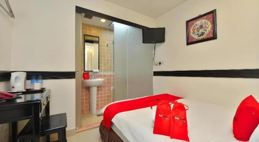 Bed in RedDoorz Hotel near Marine Parade Central