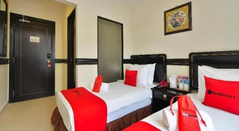 Bed in RedDoorz Hotel near Marine Parade Central