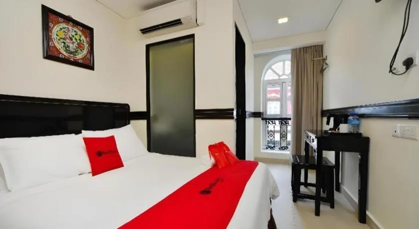 Bed in RedDoorz Hotel near Marine Parade Central